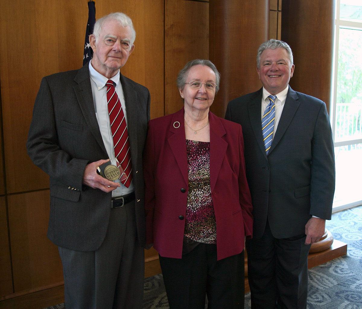LC总裁Dan mcalalexander(左)与布鲁斯和艾米丽 Herrington.